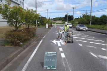 ハードラインによる区画線（矢印）