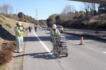 ハードラインの試験施工実施（外房有料道路にて上下車線施工する）